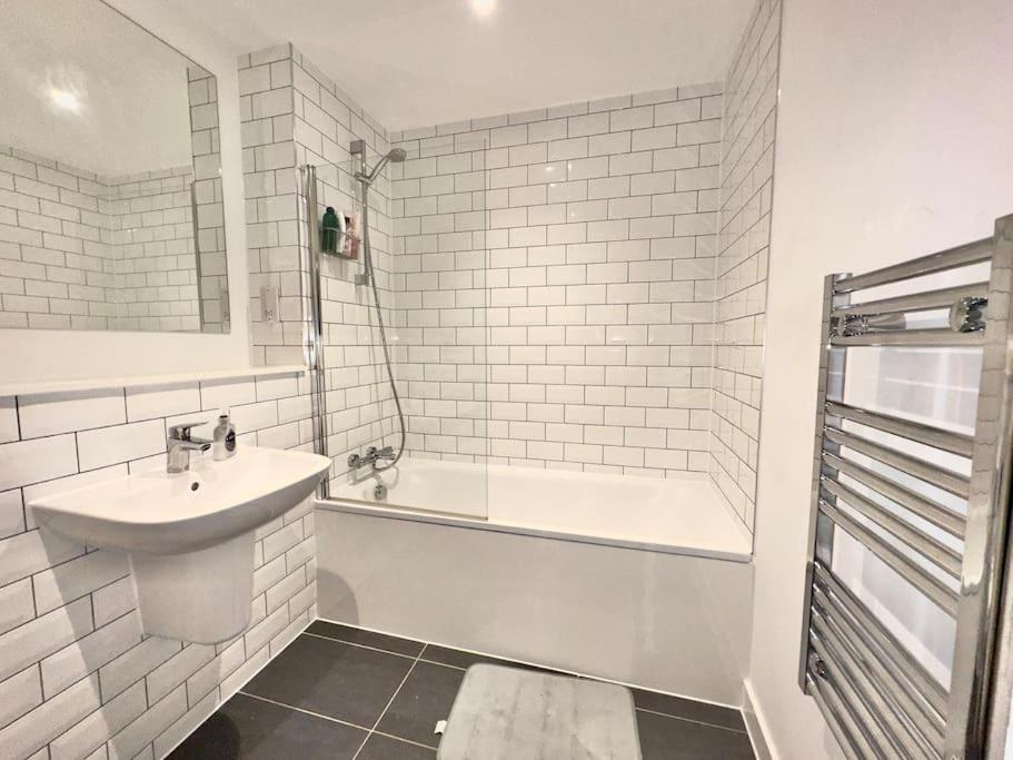 Morden 2 Bed - Old Trafford Apartamento Manchester